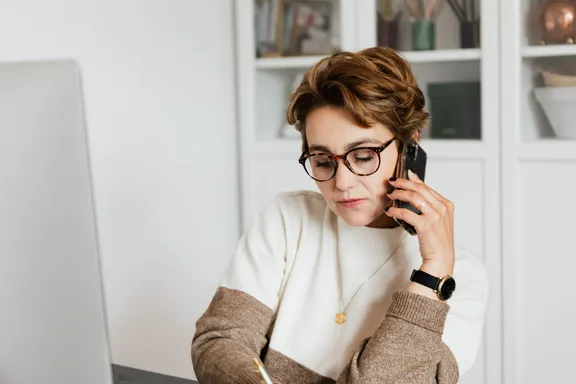 Thuiswerkende vrouw aan het bellen