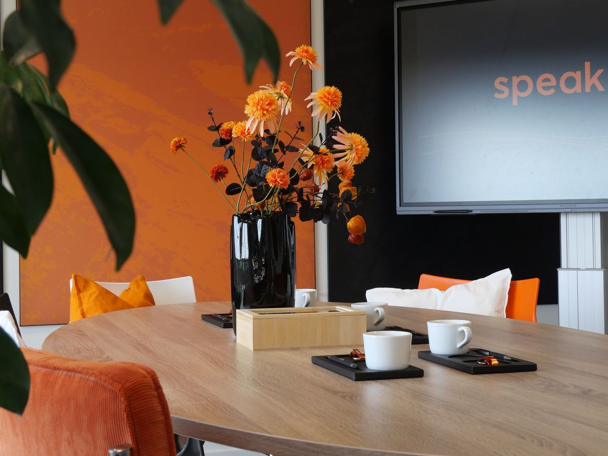 Overlegtafel in het pand van speakup
