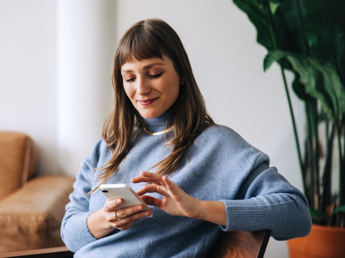 Vrouw stuurt een bericht op haar smartphone